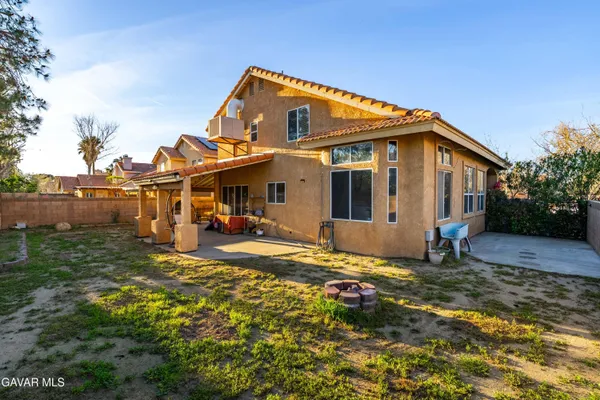 a view of a house with backyard
