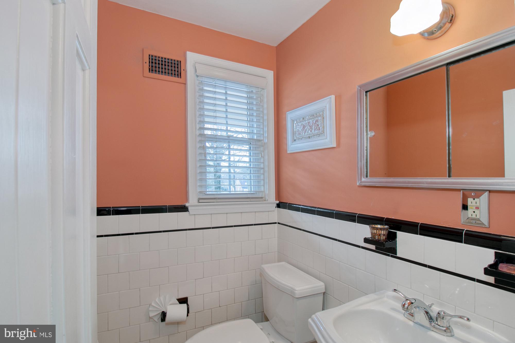 800 Wellington Road Baltimore, MD 21212 - Photo 22 of 67 Powder room between family room and foyer