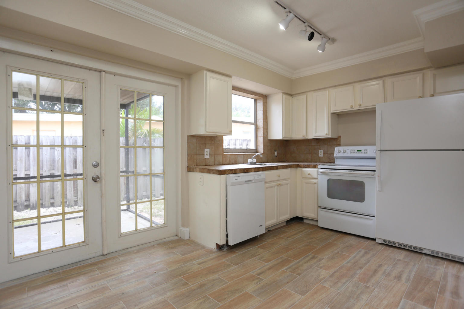463 Kingsbridge Street Boca Raton, FL 33487 - Photo 3 of 19 kb-2