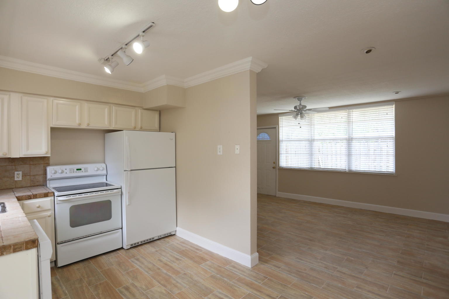 463 Kingsbridge Street Boca Raton, FL 33487 - Photo 4 of 19 kb-46