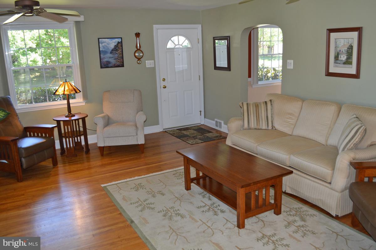324 Ridgewood Road Springfield, PA 19064 - Photo 5 of 26 Living Room