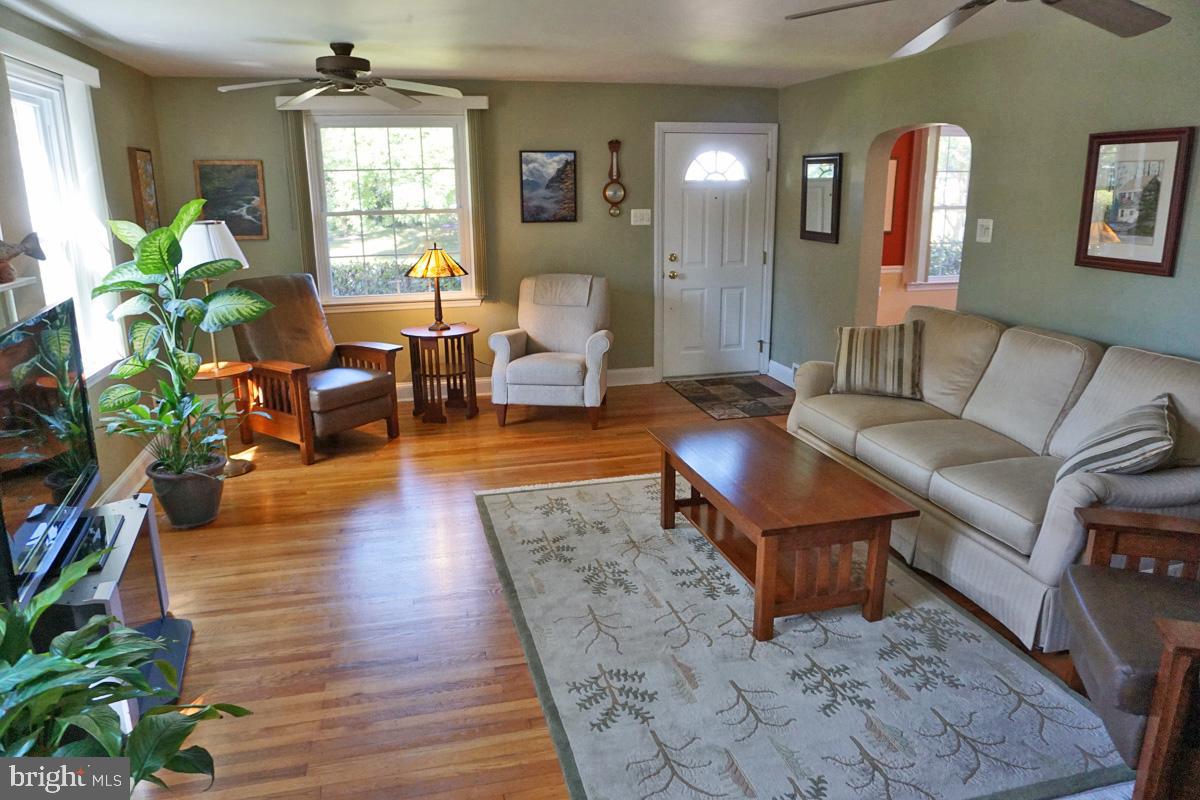 324 Ridgewood Road Springfield, PA 19064 - Photo 6 of 26 Living Room