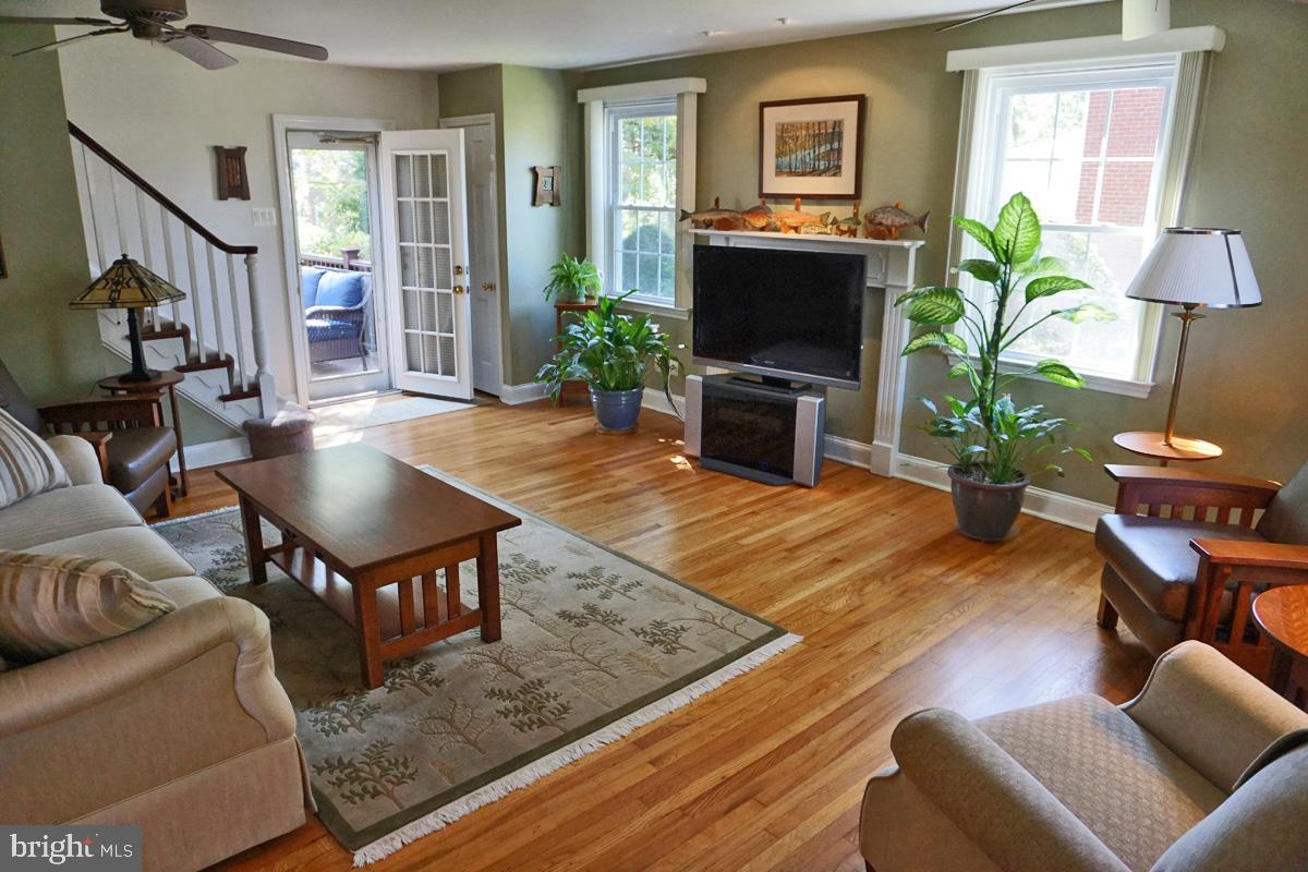 324 Ridgewood Road Springfield, PA 19064 - Photo 7 of 26 Living Room