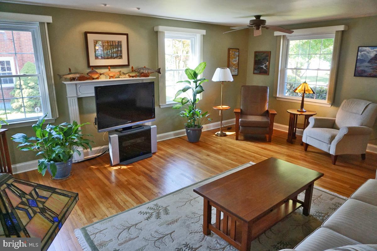 324 Ridgewood Road Springfield, PA 19064 - Photo 8 of 26 Living Room