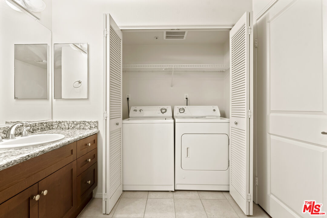100 South Alameda Street, Unit 418 Los Angeles, CA 90012 - Photo 17 of 32 a utility room with dryer and washer