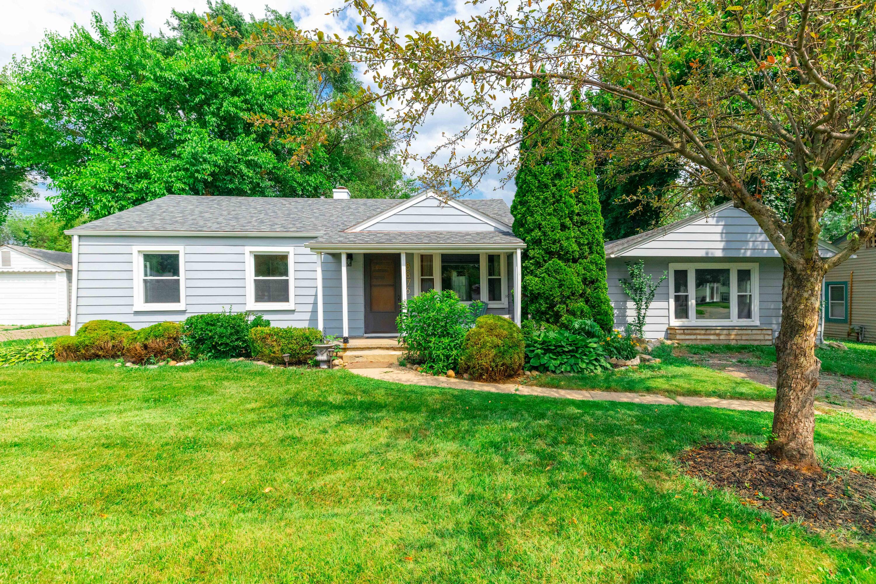 8876 Sheldon Rd, Plymouth (1 of 31)