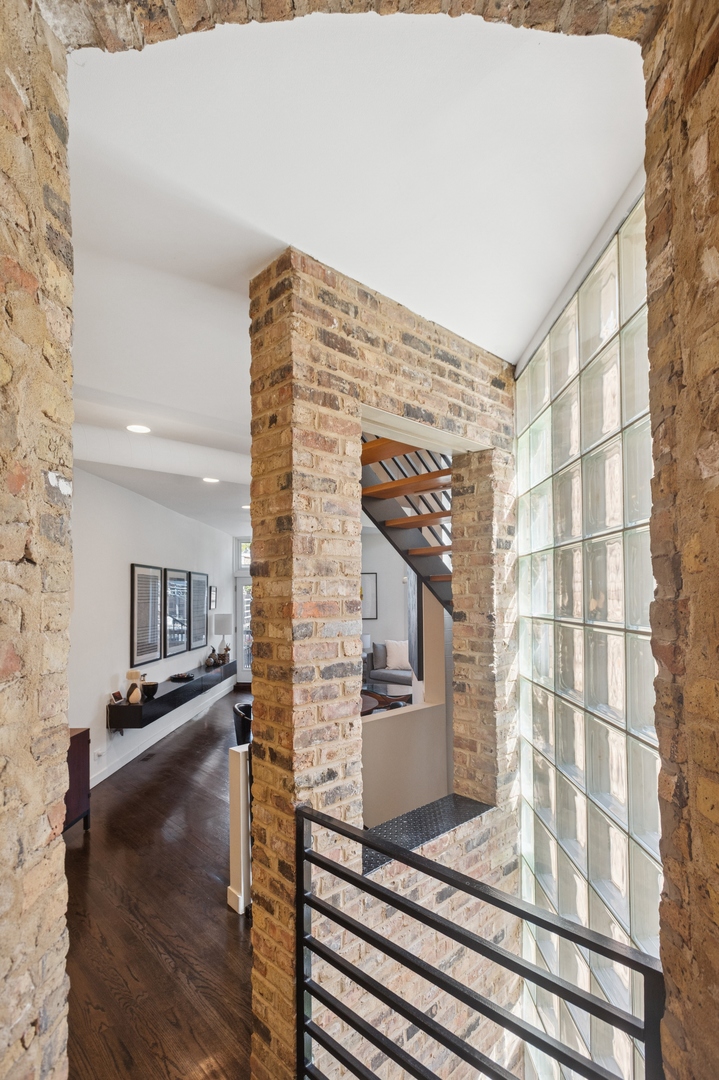 832 West Wolfram Street Chicago, IL 60657 - Photo 21 of 51 a view of living room with furniture