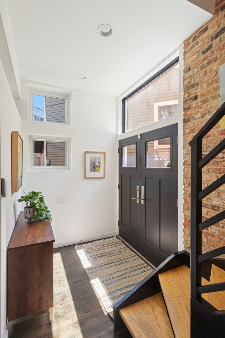 832 West Wolfram Street Chicago, IL 60657 - Photo 3 of 51 a view of an entryway