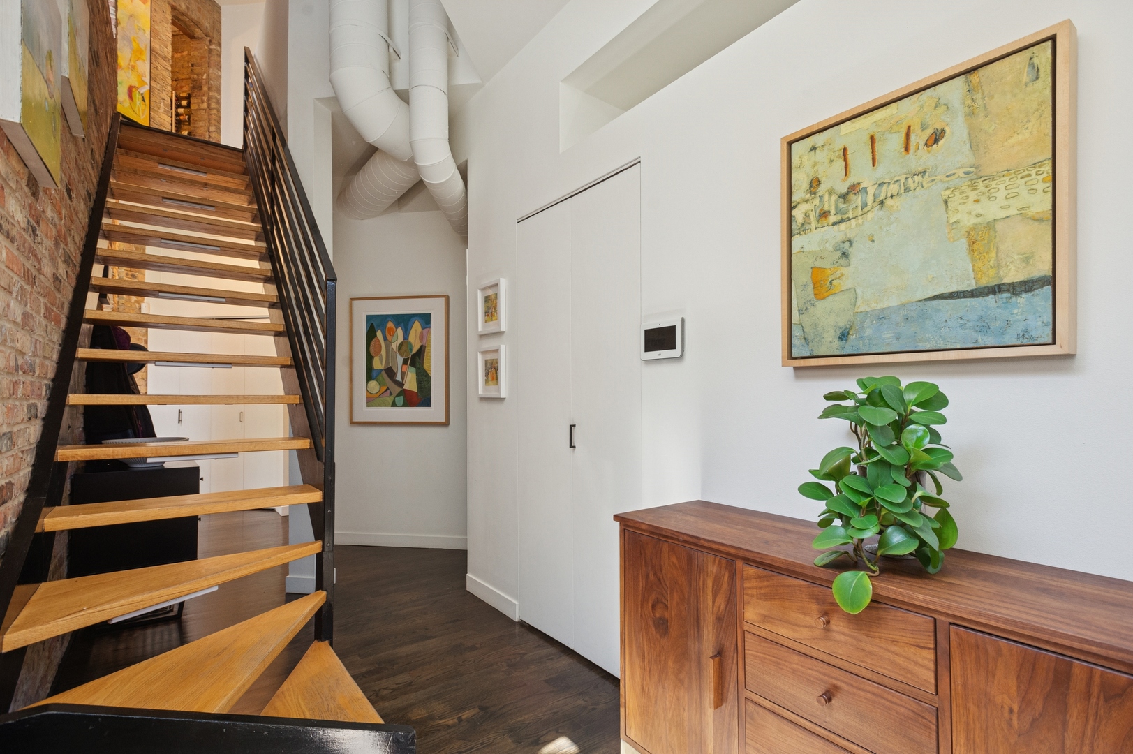 832 West Wolfram Street Chicago, IL 60657 - Photo 4 of 51 a view of an entryway