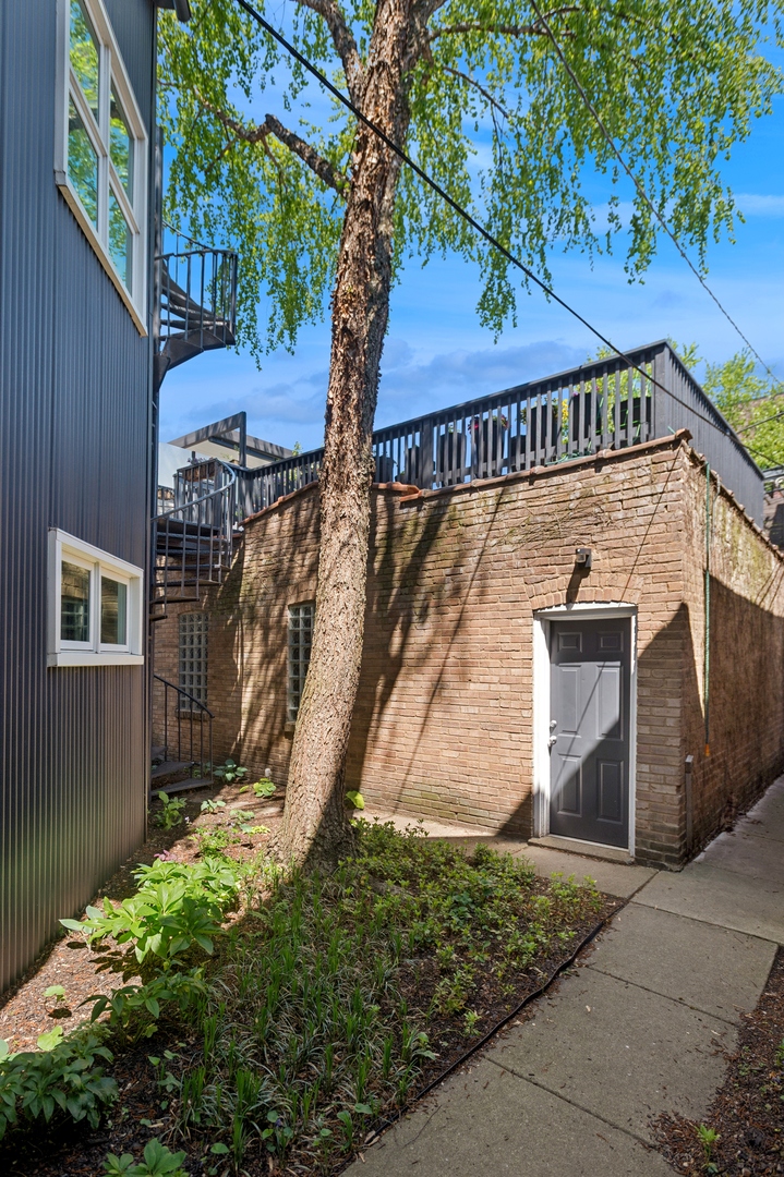 832 West Wolfram Street Chicago, IL 60657 - Photo 46 of 51 a front view of a house with a yard
