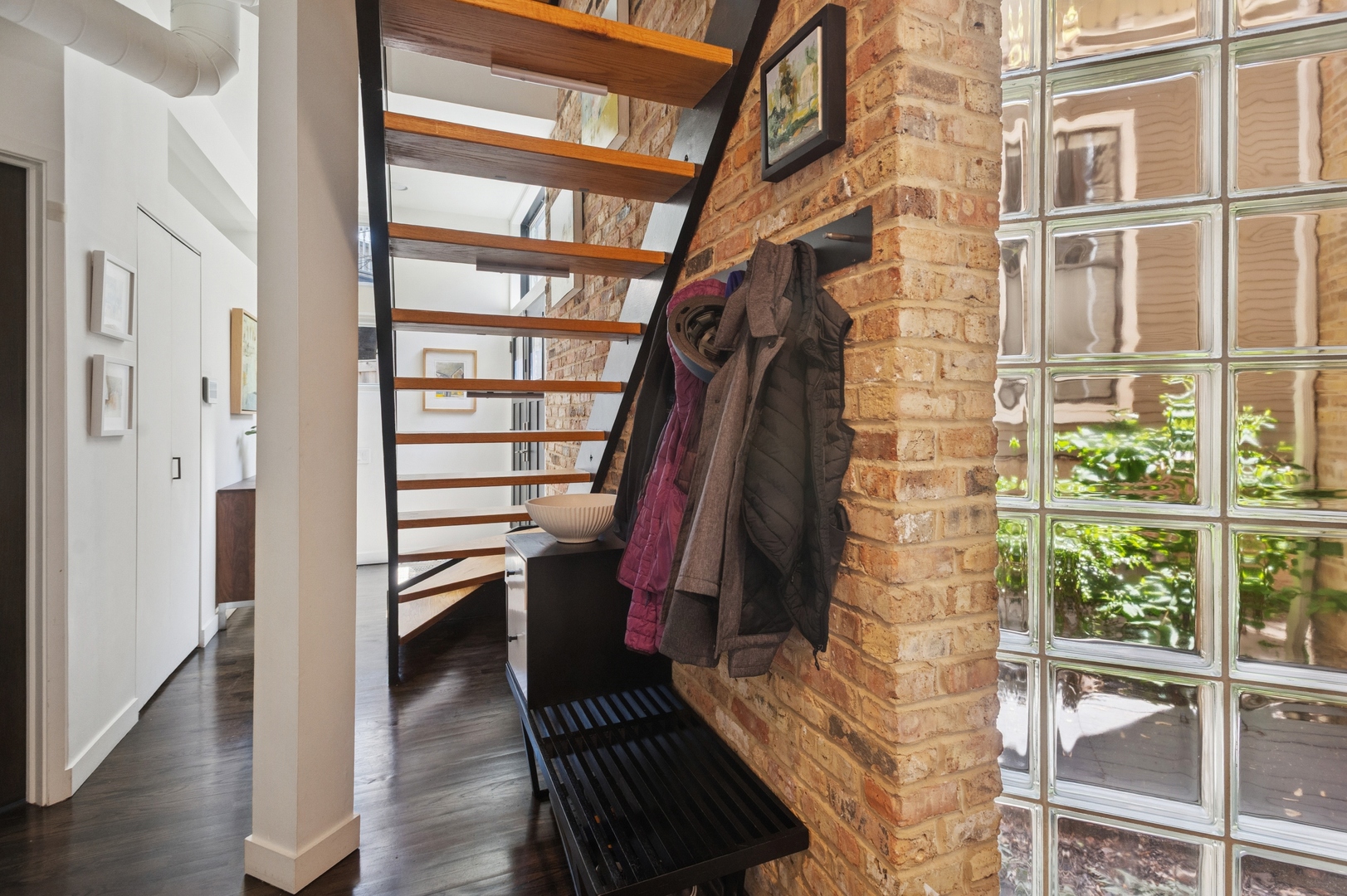 832 West Wolfram Street Chicago, IL 60657 - Photo 5 of 51 a view of entryway with a front door