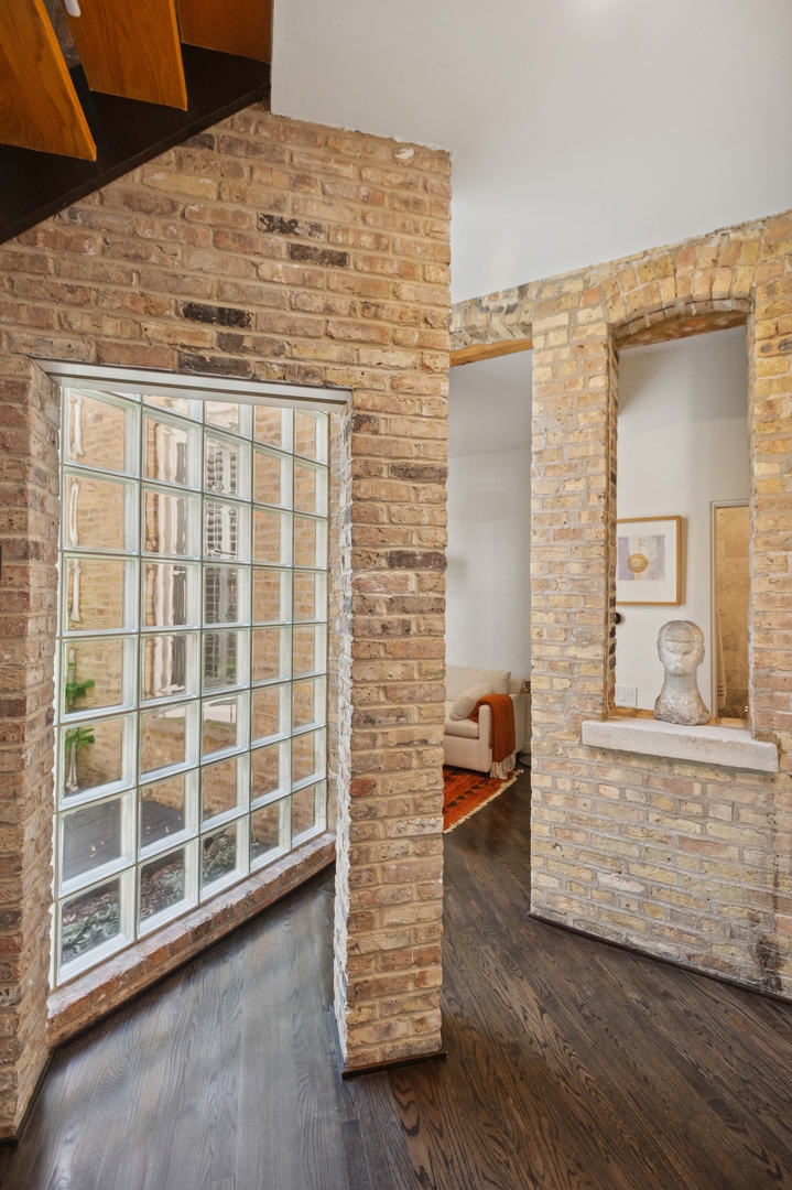 832 West Wolfram Street Chicago, IL 60657 - Photo 8 of 51 a view of an empty room with a window