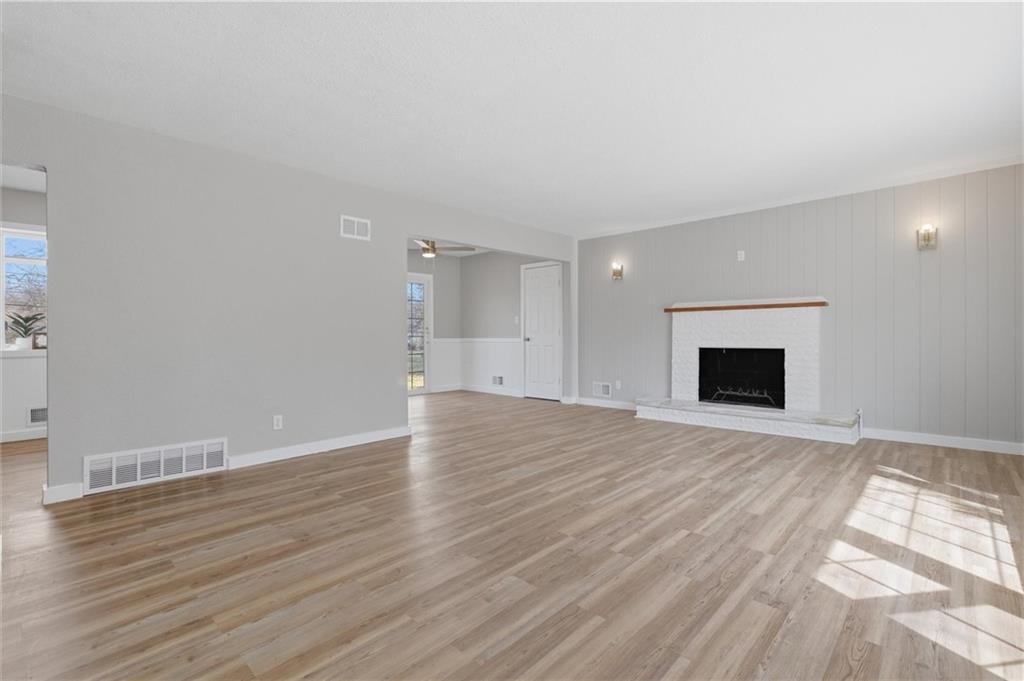 1232 Old Manor Road Liberty, MO 64068 - Photo 3 of 36