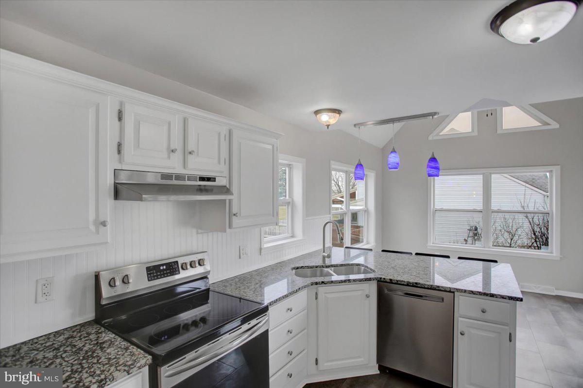 124 West Hunter Road Carlisle, PA 17015 - Photo 11 of 36 a kitchen with a sink stove and cabinets