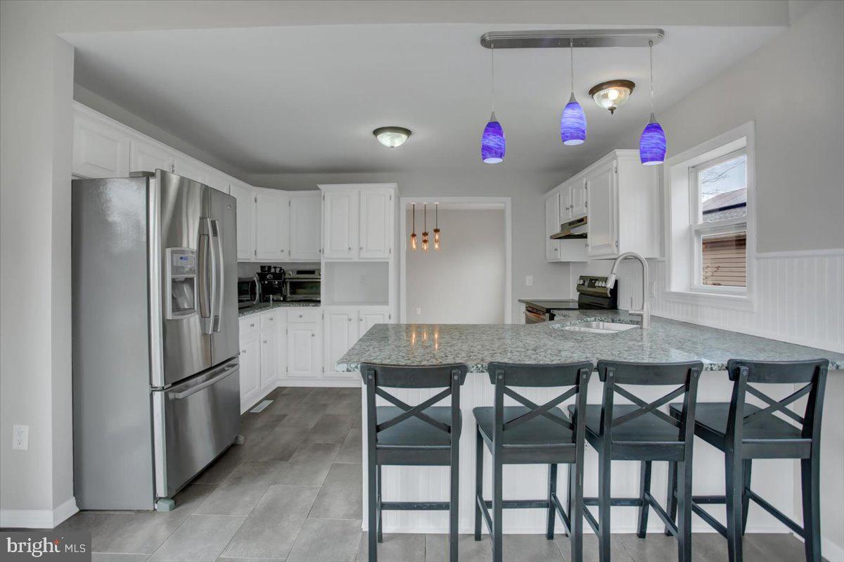 124 West Hunter Road Carlisle, PA 17015 - Photo 12 of 36 a kitchen with granite countertop a refrigerator and microwave