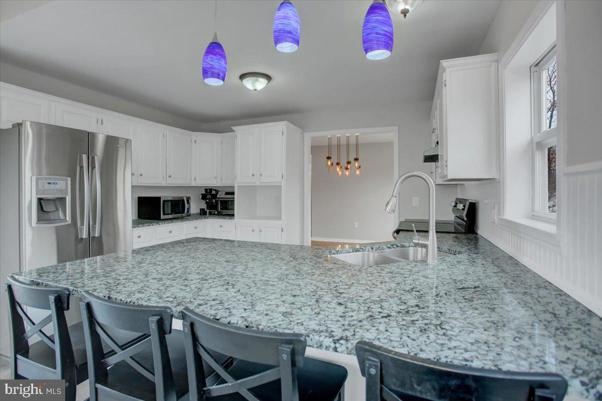124 West Hunter Road Carlisle, PA 17015 - Photo 13 of 36 a living room with granite countertop furniture and a dining table