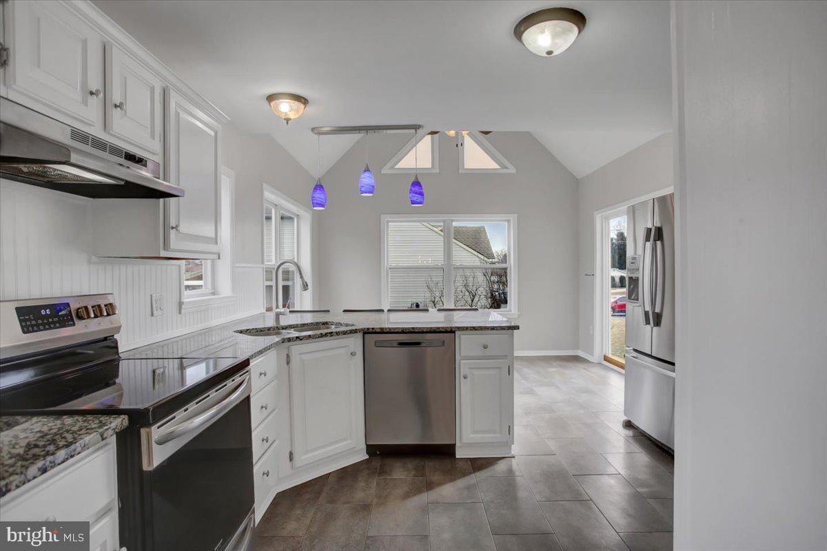 124 West Hunter Road Carlisle, PA 17015 - Photo 10 of 36 a kitchen with granite countertop a sink cabinets and stainless steel appliances