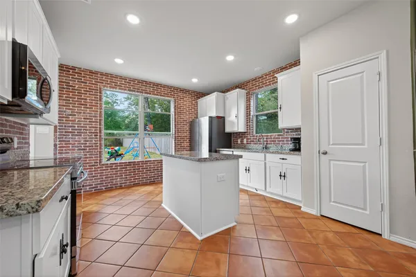 $2,300 | 804 Pearl River, Conroe, TX 77316