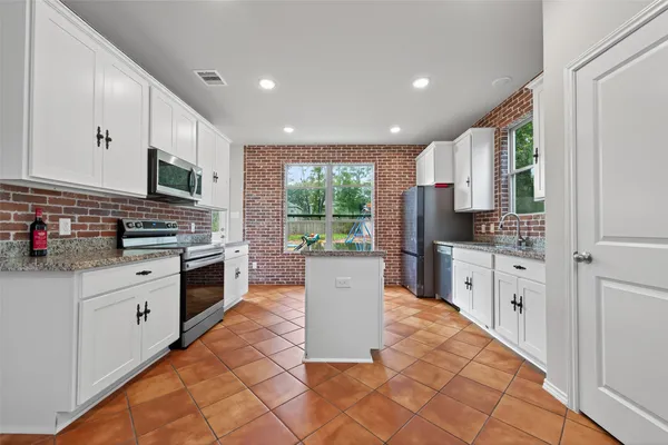$2,300 | 804 Pearl River, Conroe, TX 77316