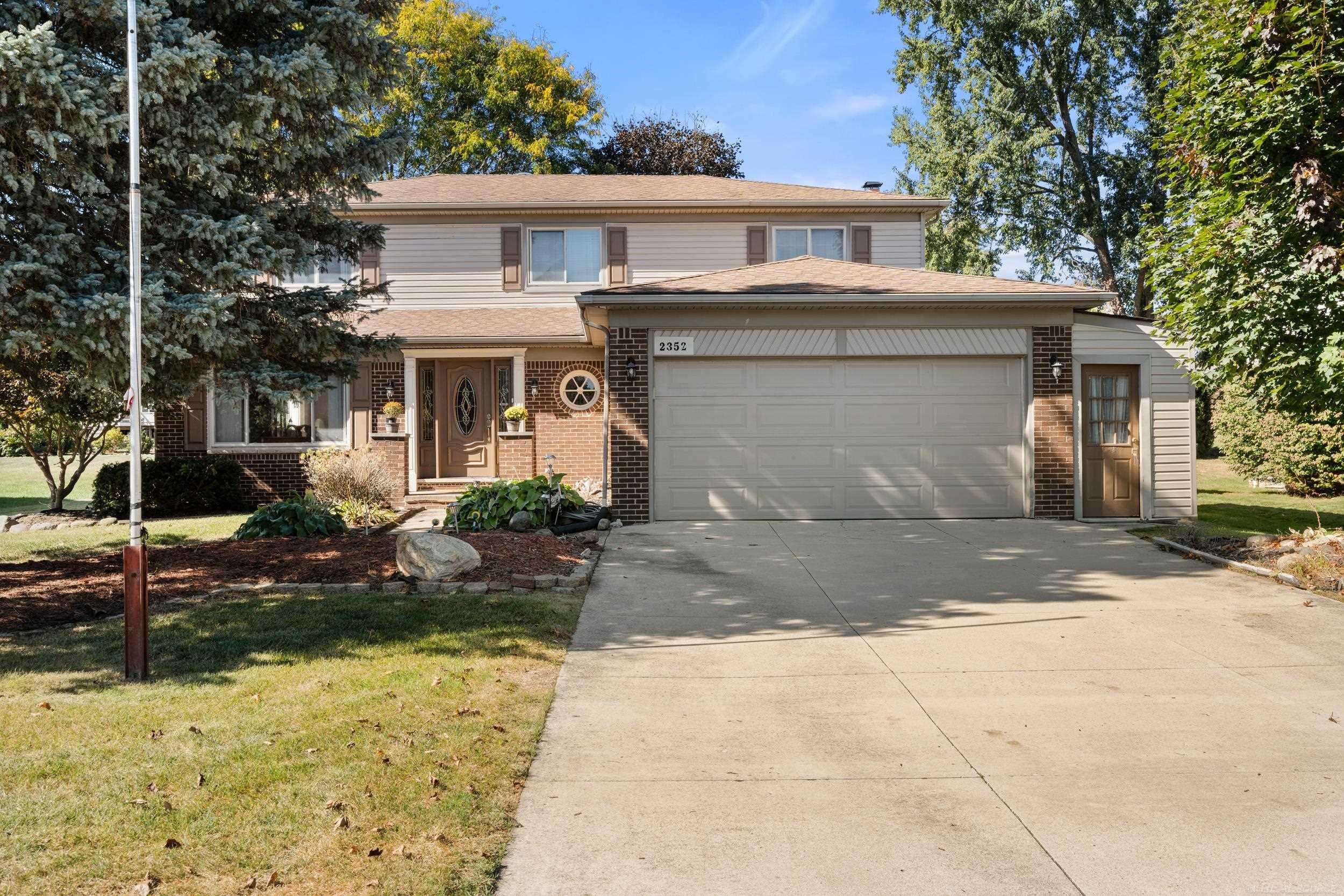 2352 Cumberland Road Rochester Hills, MI 48307 - Photo 1 of 39