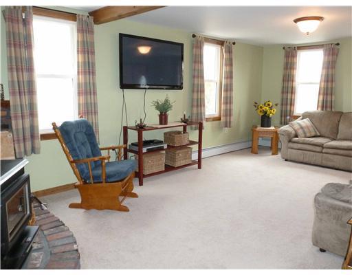 466 River Road Orrington, ME 04474 - Photo 6 of 25 Living Room.