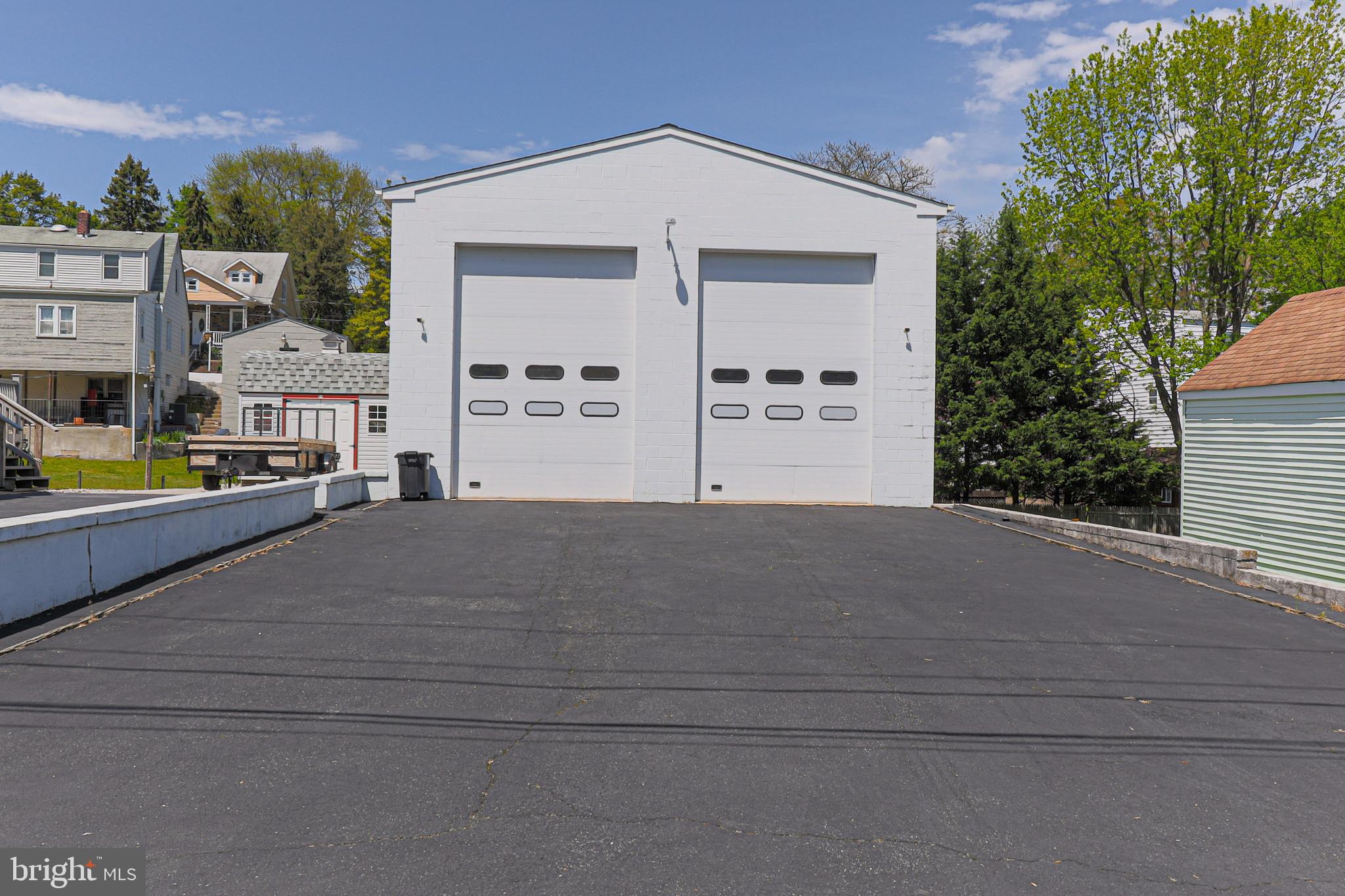103 Valley Road Wilmington, DE 19804 - Photo 4 of 47 Garage (Fits 4+ Cars in the Garage)