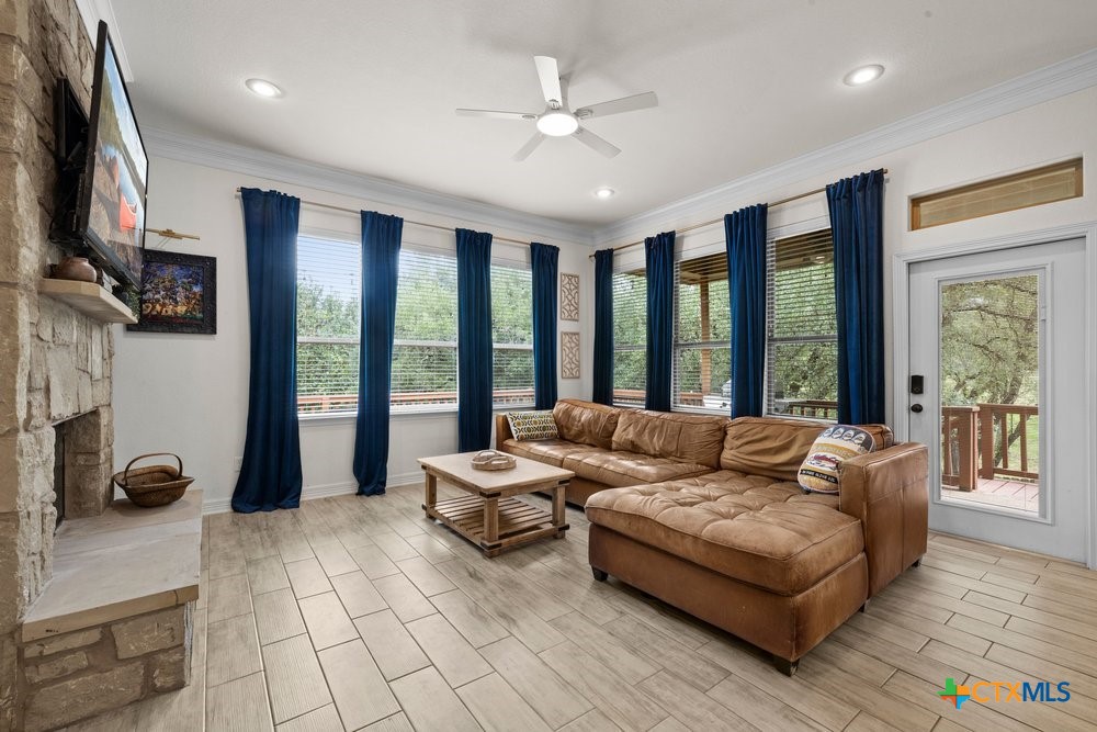 2402 Twin Ridge Court Belton, TX 76513 - Photo 19 of 42 Livingroom