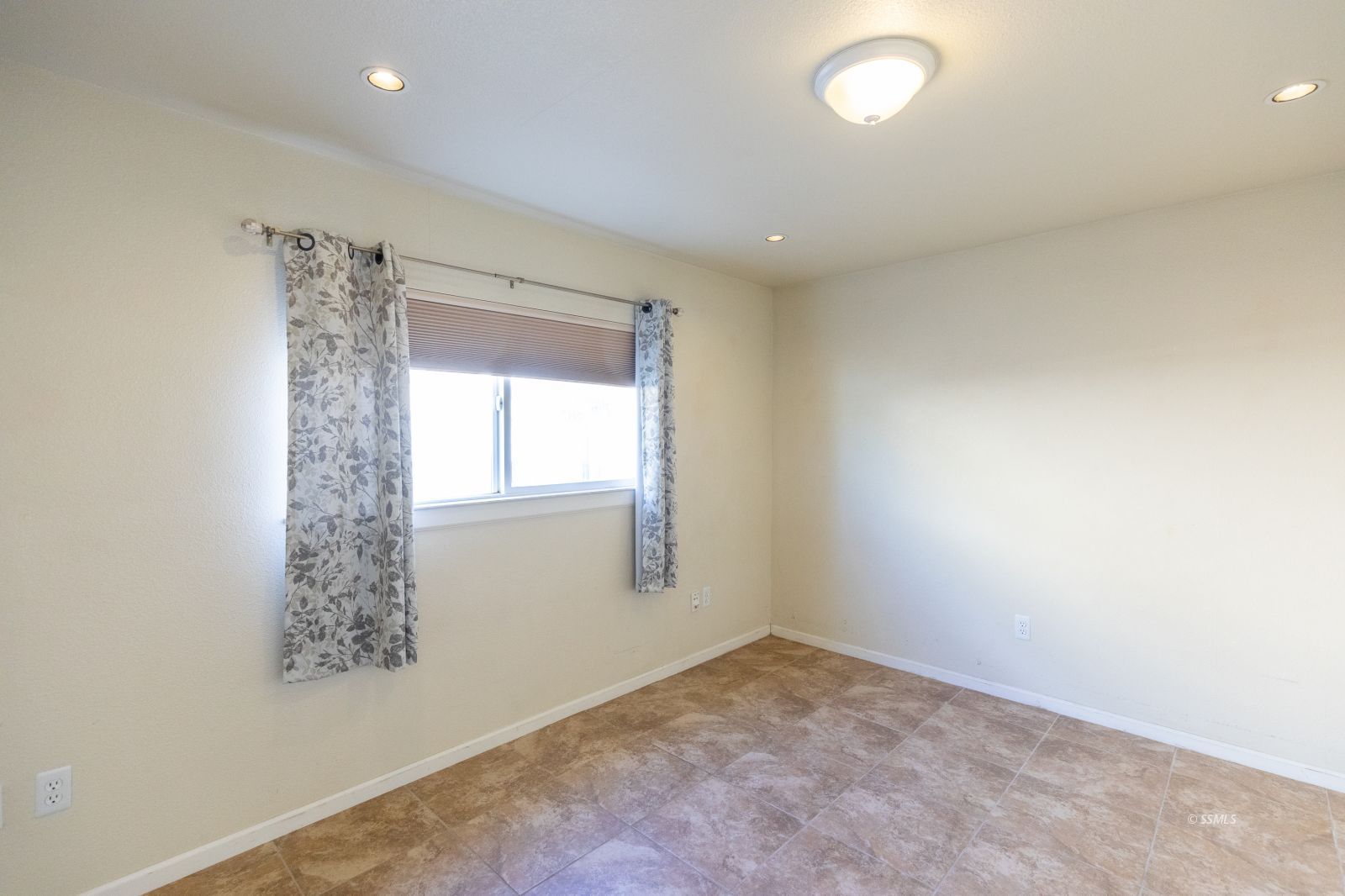 247 North Norma Street Ridgecrest, CA 93555 - Photo 14 of 31 an empty room with a window