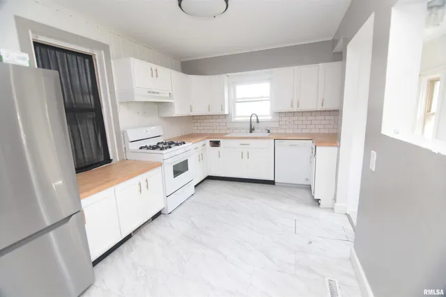 $114,900 | 1529 42nd Street, Rock Island, IL 61201