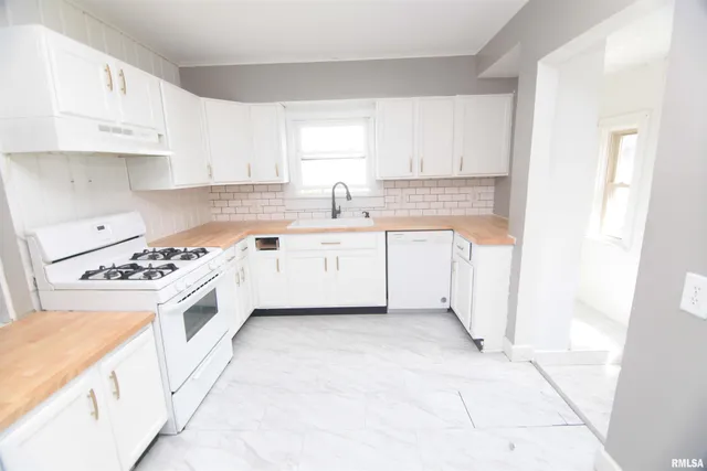 $114,900 | 1529 42nd Street, Rock Island, IL 61201