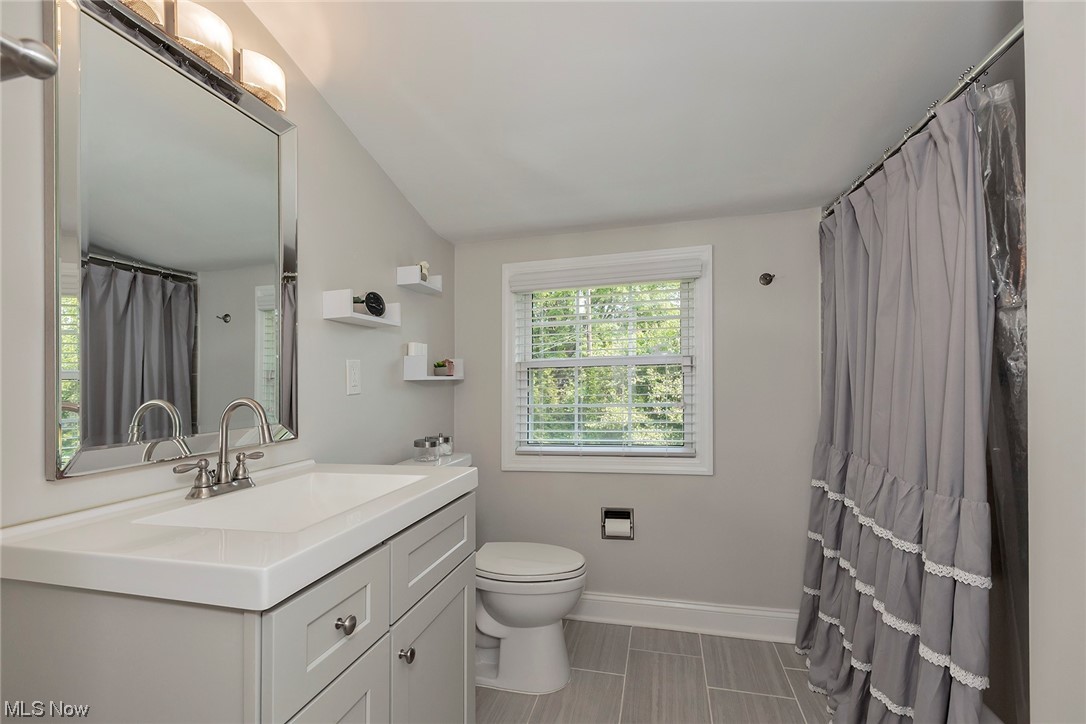 24101 Hazelmere Road Beachwood, OH 44122 - Photo 20 of 25 Upstairs full bathroom.