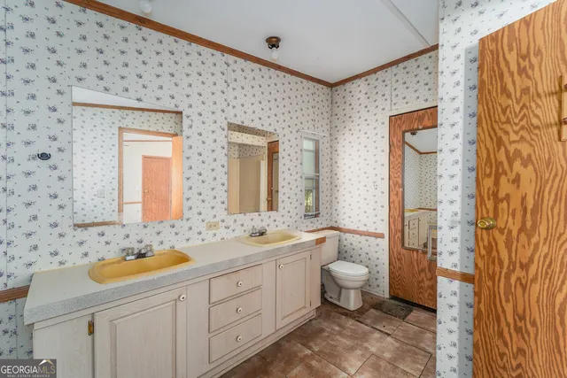 a view of empty room with window