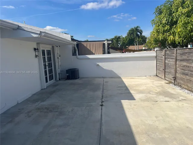 a view of back yard of the house
