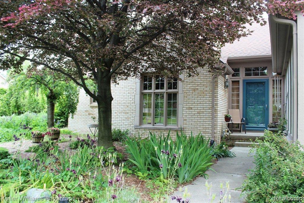 41382 Beacon Road Novi, MI 48375 - Photo 3 of 25 Front Entry
