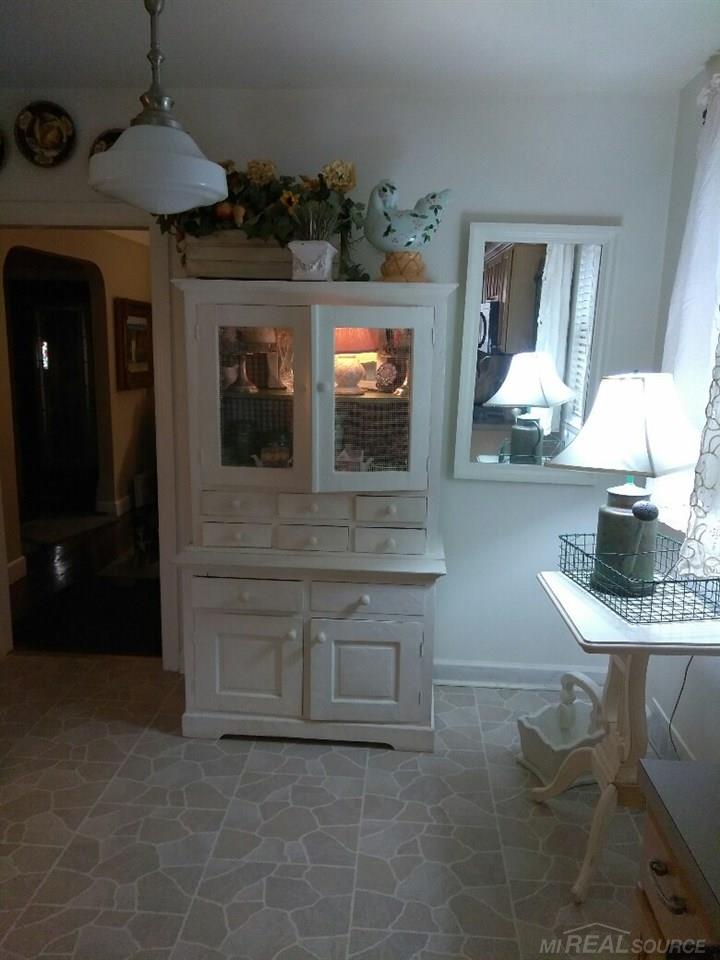 5541 Yorkshire Road Detroit, MI 48224 - Photo 7 of 14 31365086-6.JPG