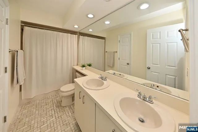 $549,000 | 190 Surrey Court, Ramsey, NJ 07446