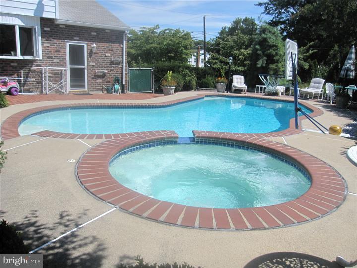 9250 Laramie Road Philadelphia, PA 19115 - Photo 15 of 17 Pool
