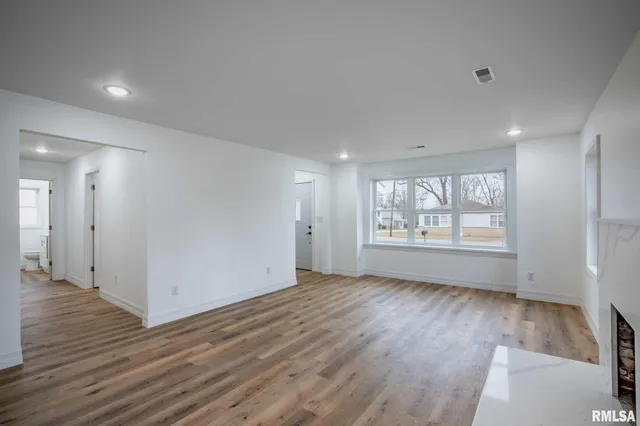 $140,000 | 924 North Almond Street, Carbondale, IL 62901