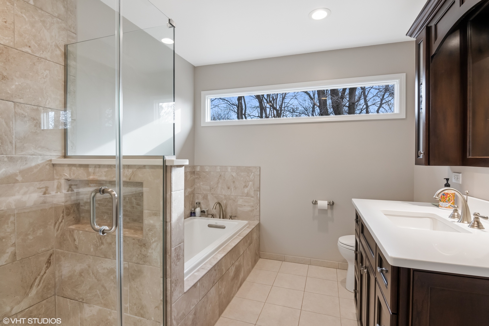 165 Hamilton Lane Wheaton, IL 60189 - Photo 23 of 45 a bathroom with a bathtub and a sink
