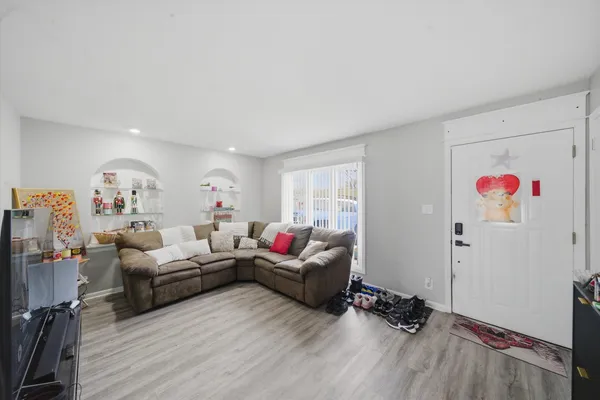 $2,990 | 110 Villa Road, Streamwood, IL 60107