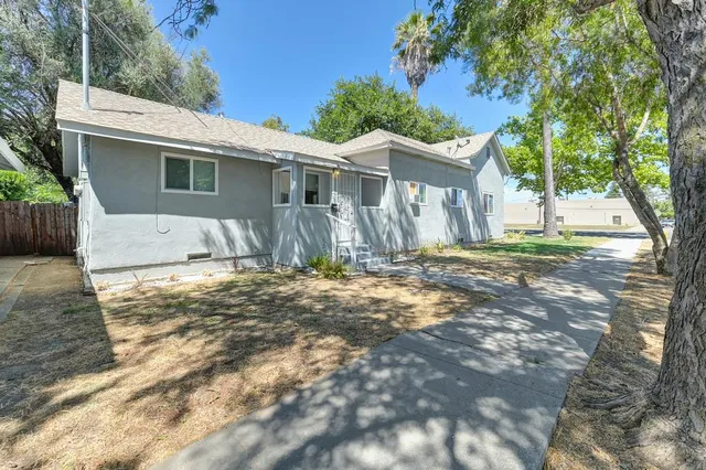 a view of a house with a yard