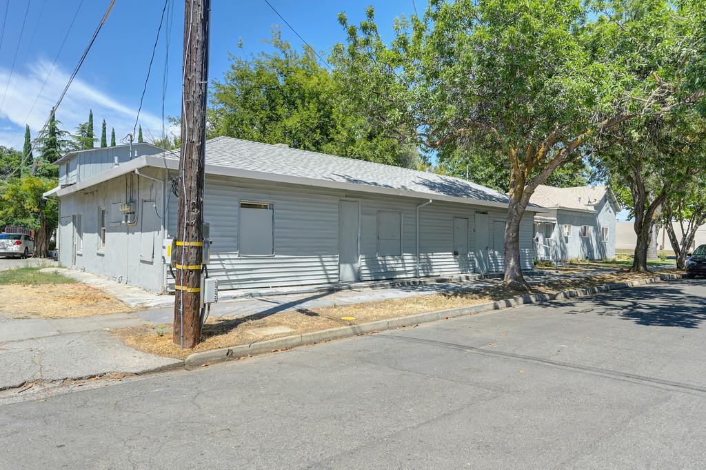 205 North Shasta Street Willows, CA 95988 - Photo 8 of 32 a front view of a house with a yard and garage