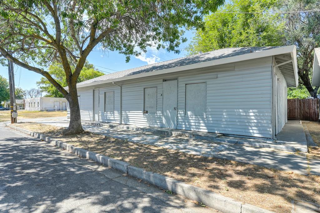205 North Shasta Street Willows, CA 95988 - Photo 10 of 32 a view of a house with a tree in the background