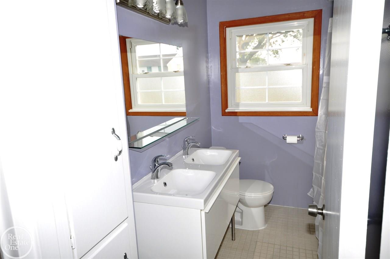 26190 Hayes Road Roseville, MI 48066 - Photo 6 of 15 MAIN BATH