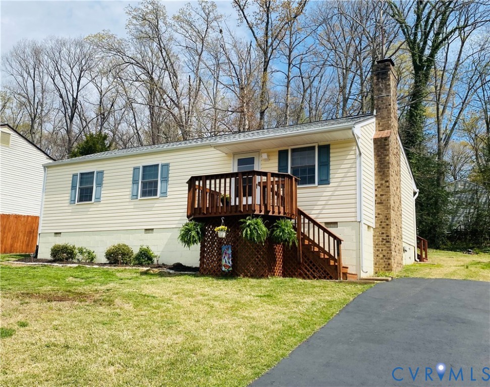 a view of a house with backyard