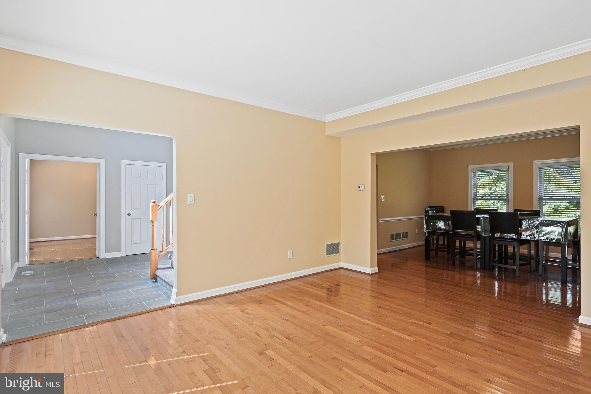 3974 View Top Road Ellicott City, MD 21042 - Photo 11 of 37 Living Room