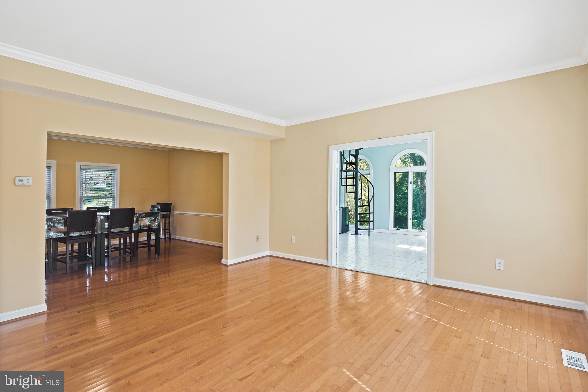 3974 View Top Road Ellicott City, MD 21042 - Photo 10 of 37 Living Room
