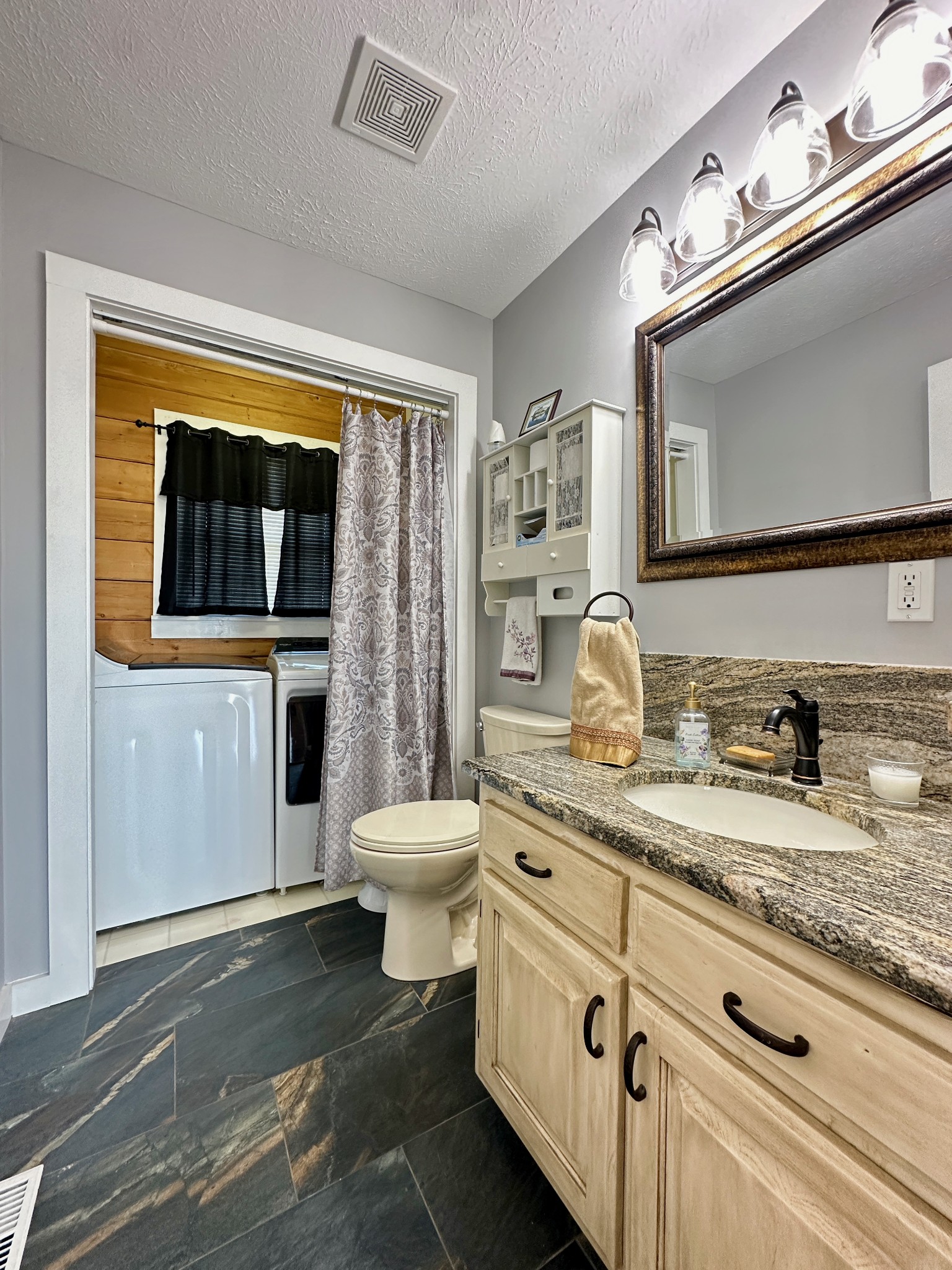 199 Knee Road Watertown, TN 37184 - Photo 21 of 70 a bathroom with a toilet a sink and a bathtub