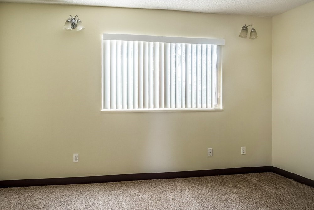 319 Southwest G Street Madras, OR 97741 - Photo 8 of 10 an empty room with a window