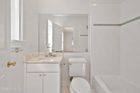 $1,250,000 | 147 Holly Hill Lane, Unit 2, Greenwich, CT 06830